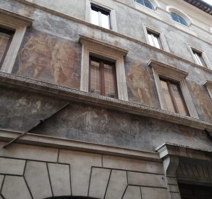 Rome à la renaissance façade peinte